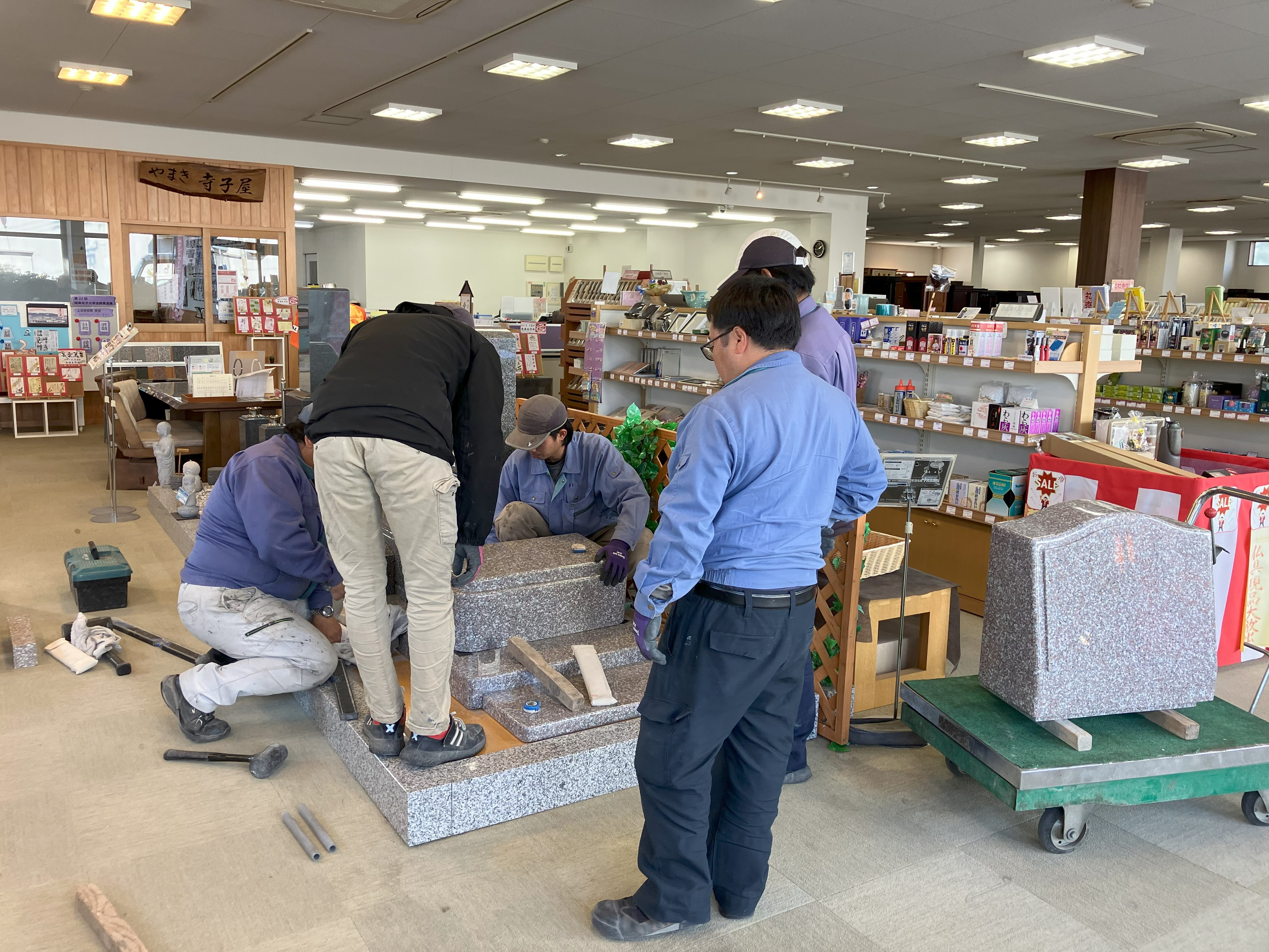 墓石の展示設置風景