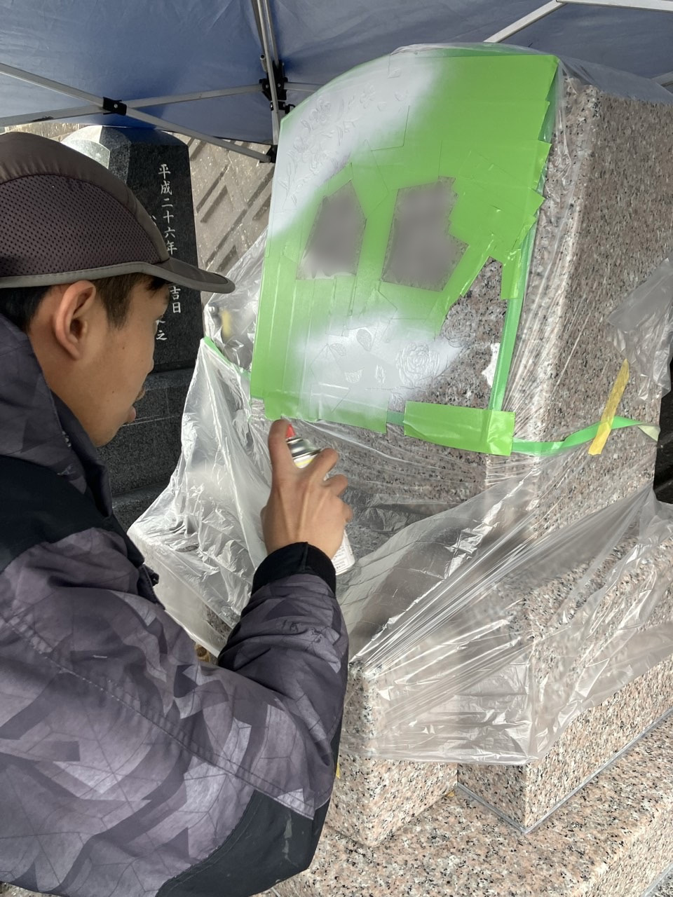 墓石彫刻への着色に挑戦