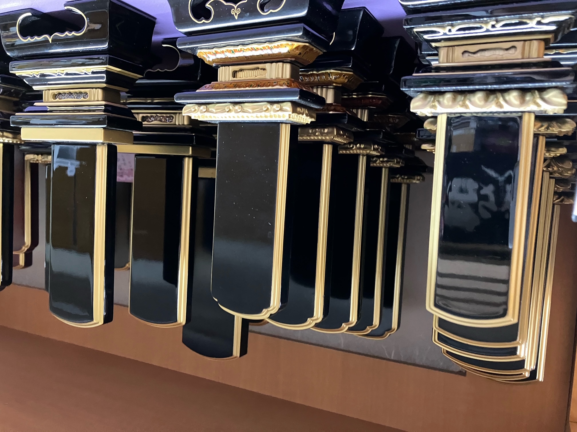 お位牌の金箔加工