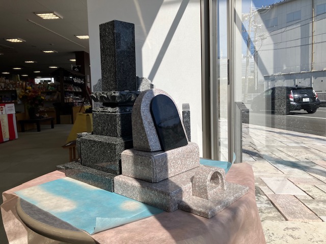 ミニチュア墓石展示しています