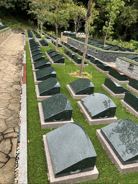 樹木葬のプレート手入れ