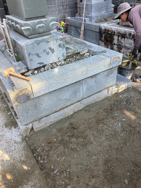 舞台がつながったお墓の解体