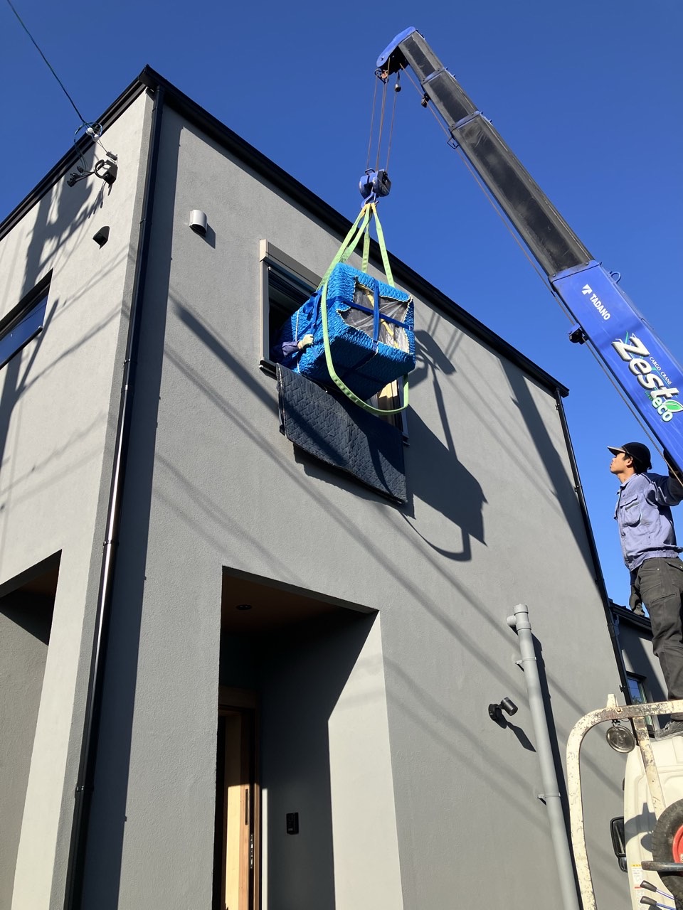 クレーン車での搬入作業