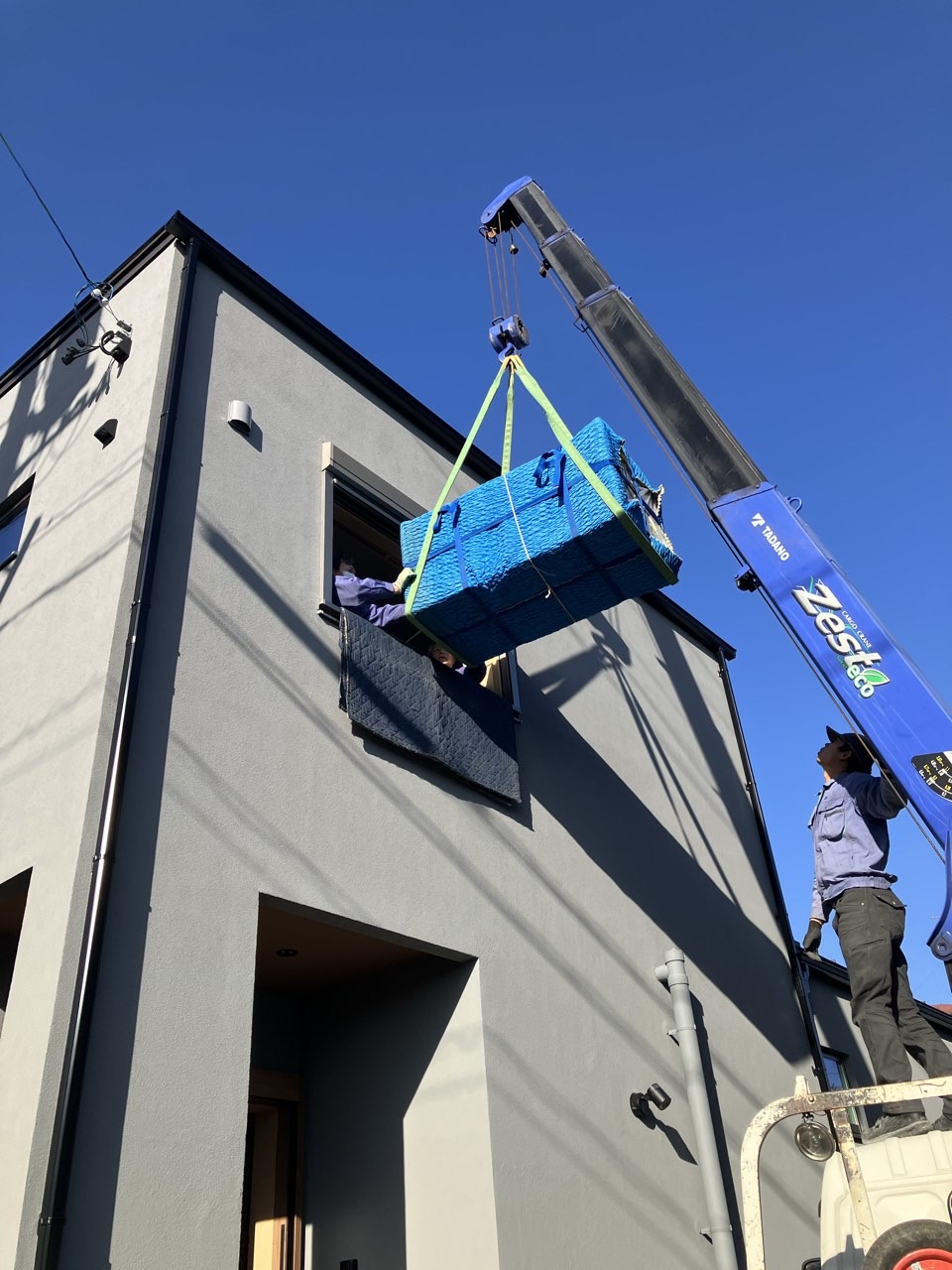 クレーン車での搬入作業