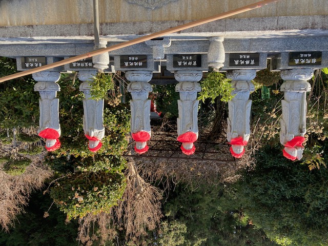 お地蔵様に見守られて…