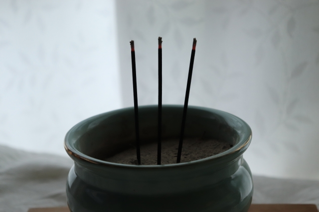 線香は何本供えるの？