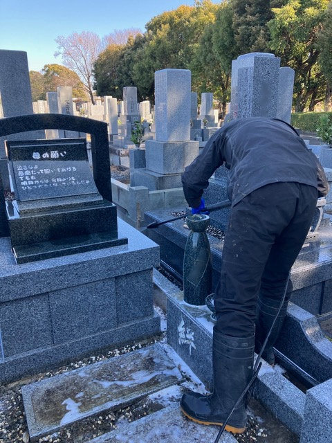お墓のクリーニングと防草処理