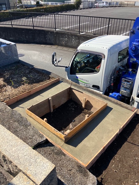 お墓の基礎工事