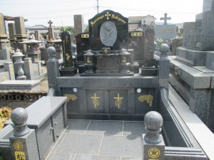 故郷に多い墓石