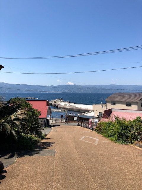 初島に納品