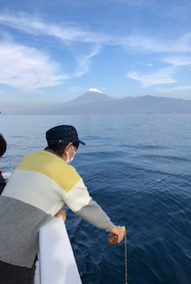 富士山をバックに